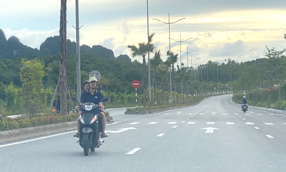 V&igrave; sao chưa xử l&yacute; vi phạm đi ngược chiều tr&ecirc;n đường bao biển ở Quảng Ninh?- Ảnh 2.