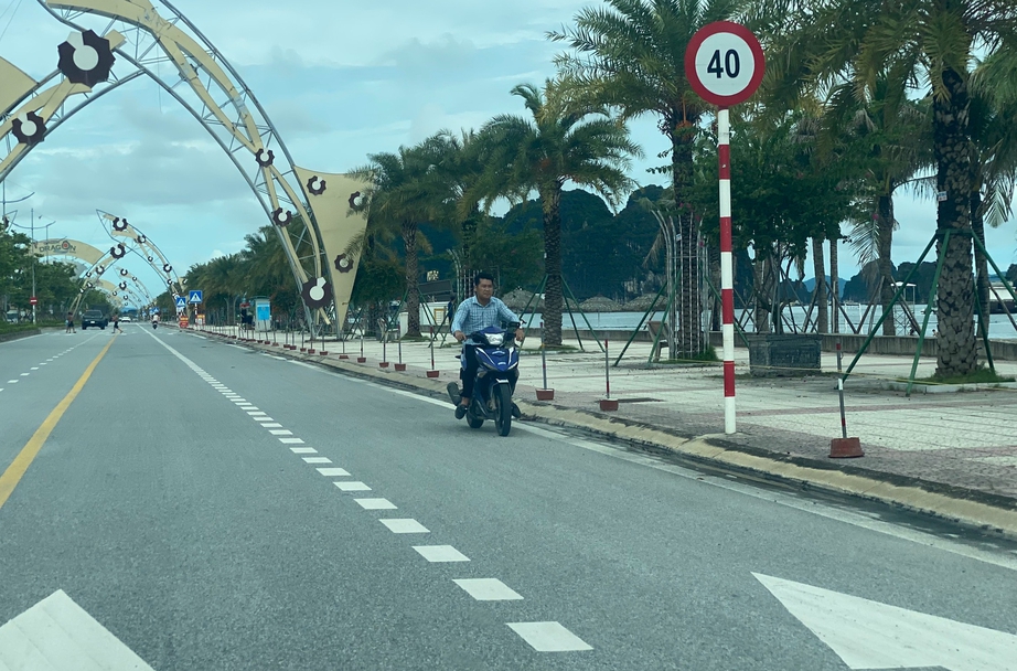 V&igrave; sao chưa xử l&yacute; vi phạm đi ngược chiều tr&ecirc;n đường bao biển ở Quảng Ninh?- Ảnh 3.