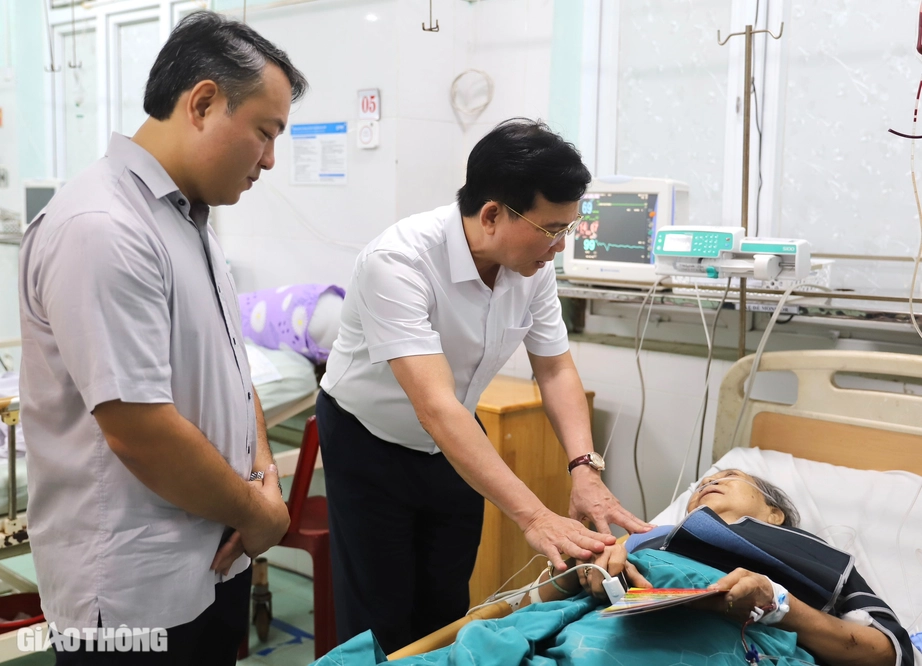 Vụ lật xe kh&aacute;ch ở Đắk N&ocirc;ng: &ldquo;Chỉ c&oacute; may mắn mọi người mới sống s&oacute;t&rdquo;- Ảnh 3.