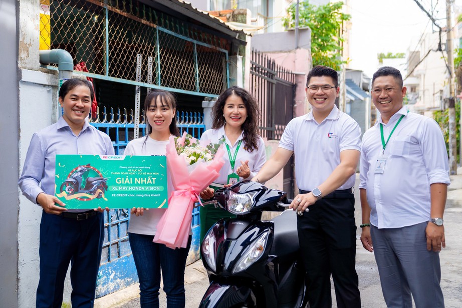 Ch&agrave;o h&egrave; rực rỡ c&ugrave;ng FE CREDIT: Giải thưởng xe Honda Vision, v&agrave;ng SJC trao tay kh&aacute;ch h&agrave;ng- Ảnh 1.