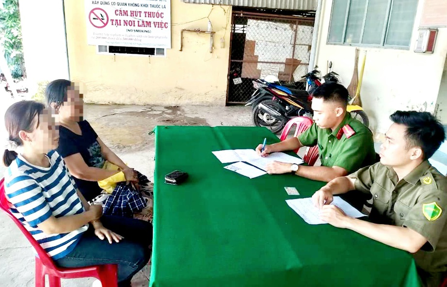 Bất ngờ nhận 100 triệu từ t&agrave;i khoản lạ v&agrave; c&ocirc; gi&aacute;o ở Vĩnh Long h&agrave;nh động g&acirc;y th&aacute;n phục- Ảnh 1.