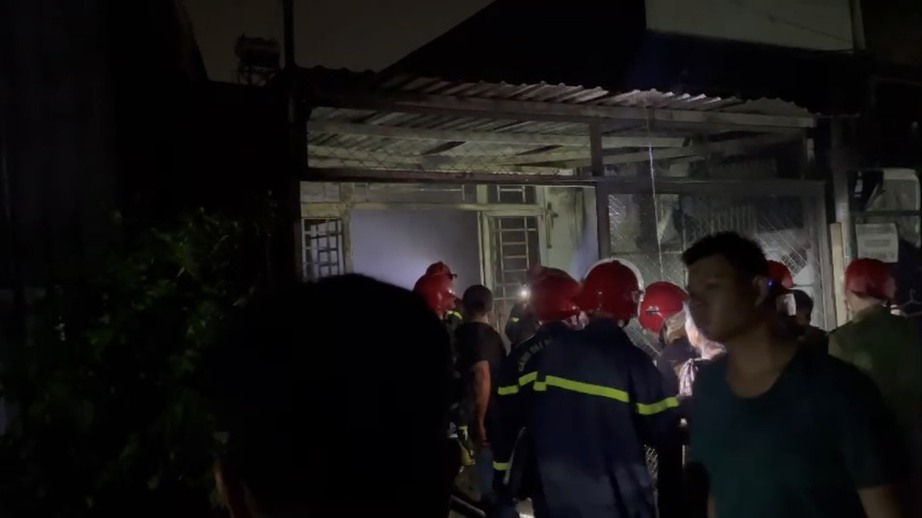 Vụ cháy nhà ở TP.HCM: Quay vào lấy điện thoại rồi ngạt khói, tử vong- Ảnh 1. Vụ cháy nhà ở TP.HCM: Quay vào lấy điện thoại rồi ngạt khói, tử vong- Ảnh 1.