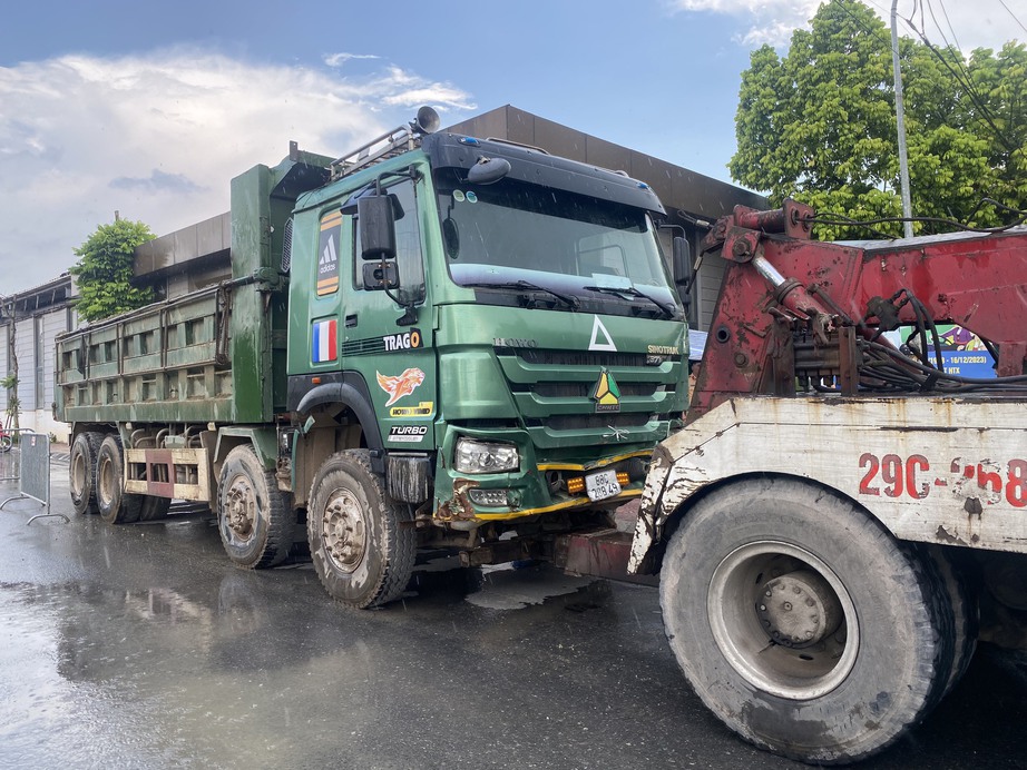 Tai nạn li&ecirc;n ho&agrave;n khiến 4 người tử vong ở H&agrave; Nội: Phương tiện c&oacute; c&ograve;n hạn đăng kiểm?- Ảnh 1.