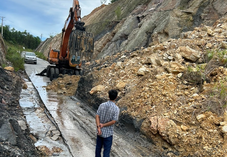 Quảng Ninh: Loay hoay xử l&yacute; sạt lở tr&ecirc;n tuyến đường gần 80 tỷ- Ảnh 1.
