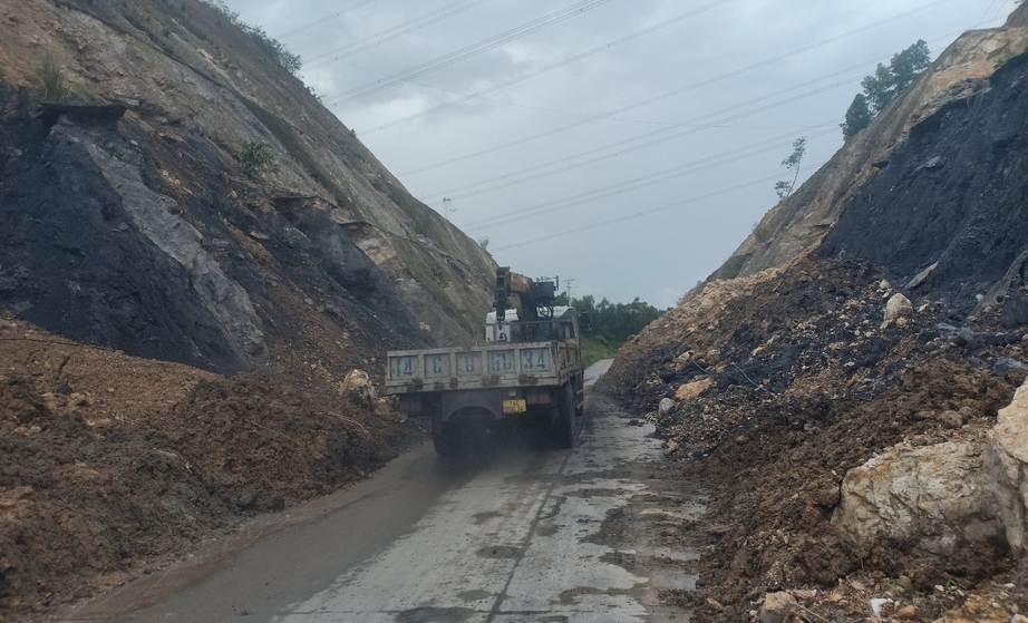 Quảng Ninh: Loay hoay xử l&yacute; sạt lở tr&ecirc;n tuyến đường gần 80 tỷ- Ảnh 3.