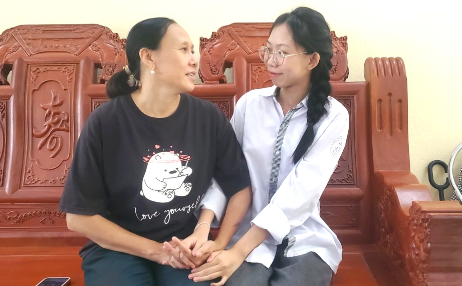 Nữ thủ khoa mồ c&ocirc;i cha v&agrave; ước mơ trở th&agrave;nh c&ocirc; gi&aacute;o dạy văn- Ảnh 1.