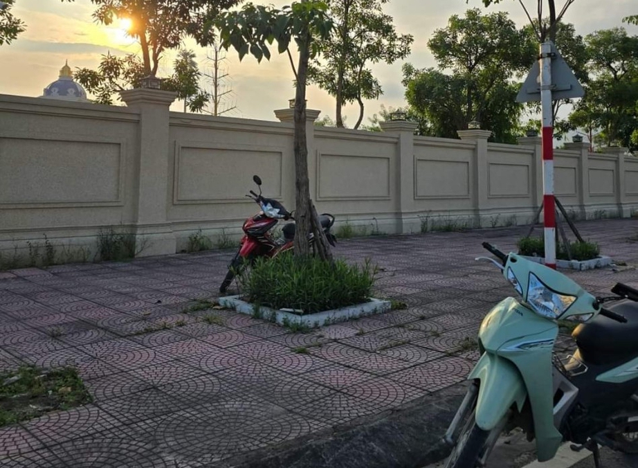 Quảng Ninh: X&aacute;c minh vụ bảo vệ doanh nghiệp bị tố đ&aacute;nh người để xe m&aacute;y tr&ecirc;n vỉa h&egrave;- Ảnh 1.