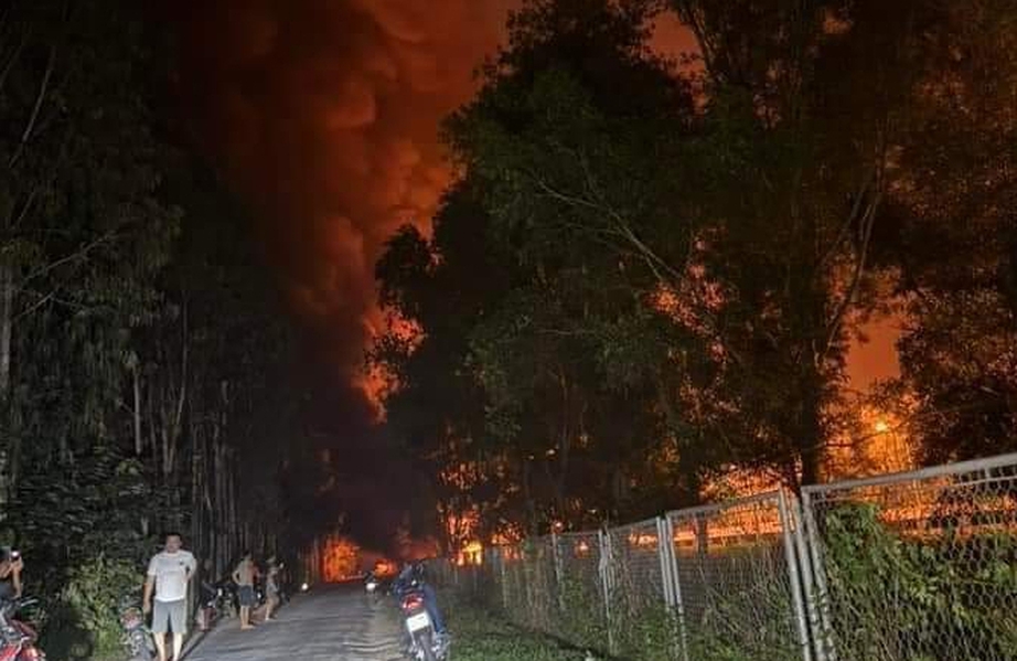 Sau tai nạn, xe bồn chở xăng dầu nổ lớn v&agrave; bốc ch&aacute;y tr&ecirc;n cao tốc H&agrave; Nội - Hải Ph&ograve;ng- Ảnh 2.