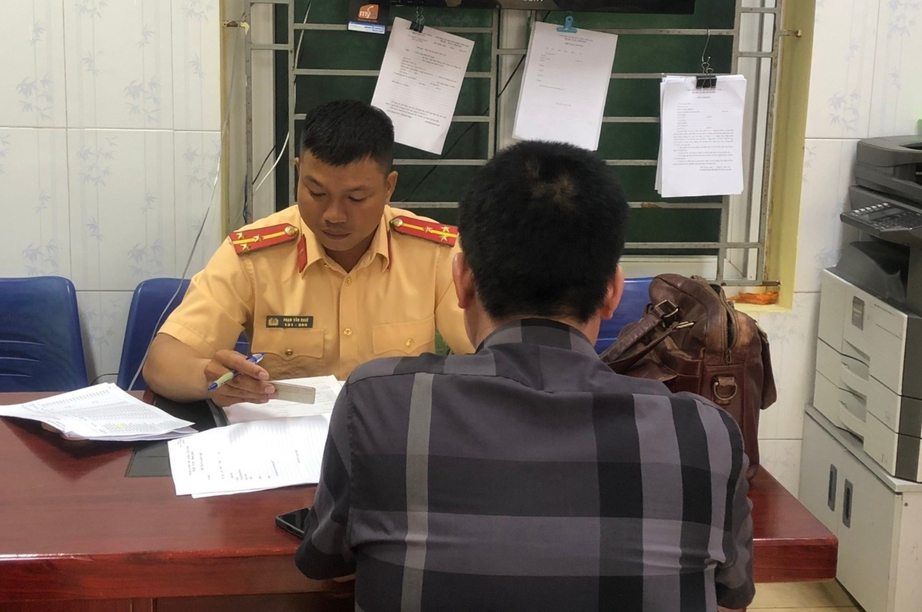 Nhận tin xe kh&aacute;ch đi sai l&agrave;n, Ph&oacute; gi&aacute;m đốc C&ocirc;ng an Hải Ph&ograve;ng chỉ đạo xử l&yacute;- Ảnh 1.
