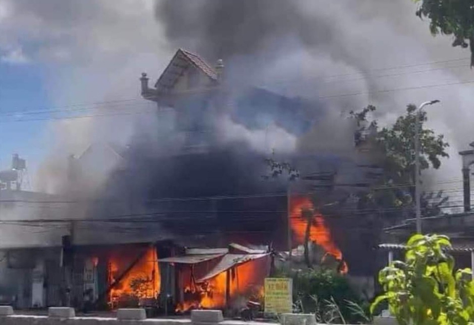 Cháy nhà ở kết hợp kinh doanh ở Nam Định, cột khói bốc cao hàng chục mét- Ảnh 1. Cháy nhà ở kết hợp kinh doanh ở Nam Định, cột khói bốc cao hàng chục mét- Ảnh 1.