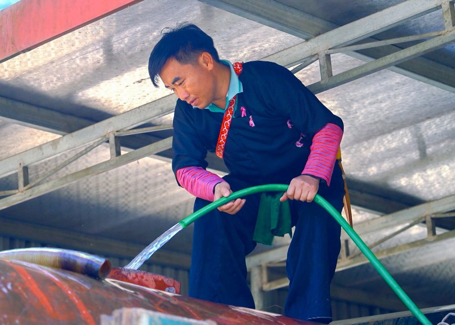 Chuyến xe chở nước đặc biệt của cậu b&eacute; 12 tuổi v&agrave; cha ở Hang Kia - P&agrave; C&ograve;- Ảnh 1.