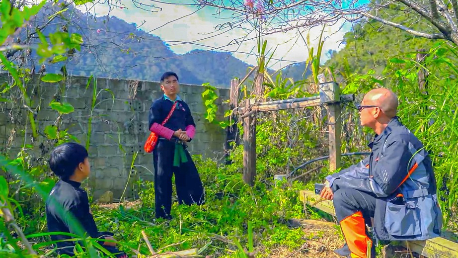 Chuyến xe chở nước đặc biệt của cậu b&eacute; 12 tuổi v&agrave; cha ở Hang Kia - P&agrave; C&ograve;- Ảnh 2.