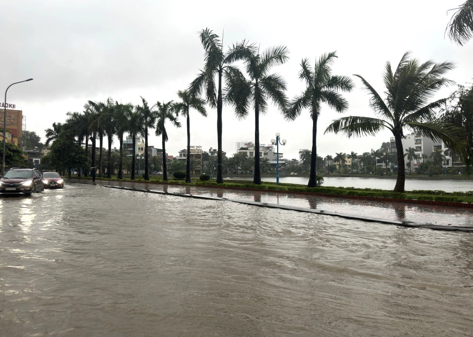 Cận cảnh c&acirc;y đổ, phố ngập, đường sạt lở ở Quảng Ninh sau b&atilde;o số 2- Ảnh 6.