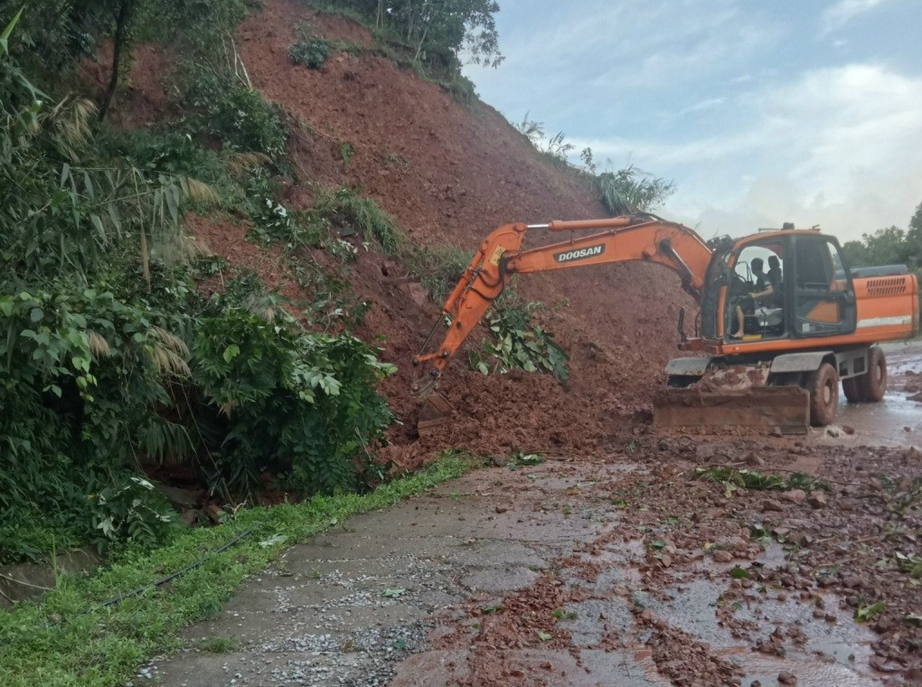 Cận cảnh c&acirc;y đổ, phố ngập, đường sạt lở ở Quảng Ninh sau b&atilde;o số 2- Ảnh 8.