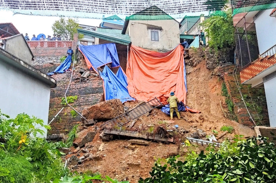 Cận cảnh c&acirc;y đổ, phố ngập, đường sạt lở ở Quảng Ninh sau b&atilde;o số 2- Ảnh 7.