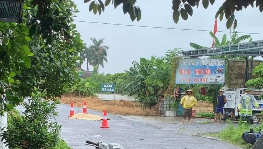 Điều khiển xe m&aacute;y t&eacute; ng&atilde;, người đ&agrave;n &ocirc;ng bị xe đi ngược chiều t&ocirc;ng tử vong- Ảnh 1.