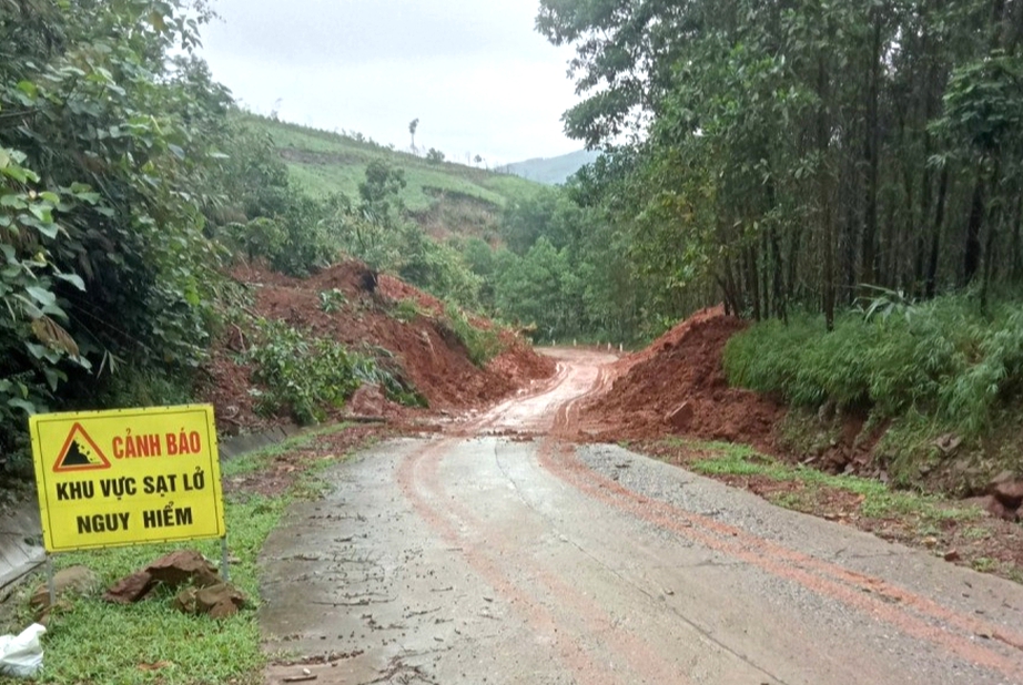 Quảng Ninh khắc phục các điểm sạt lở giao thông, du khách từ đảo về đất liền thuận lợi- Ảnh 2. Quảng Ninh khắc phục các điểm sạt lở giao thông, du khách từ đảo về đất liền thuận lợi- Ảnh 2.