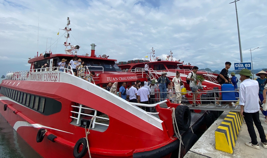 Quảng Ninh khắc phục các điểm sạt lở giao thông, du khách từ đảo về đất liền thuận lợi- Ảnh 4. Quảng Ninh khắc phục các điểm sạt lở giao thông, du khách từ đảo về đất liền thuận lợi- Ảnh 4.