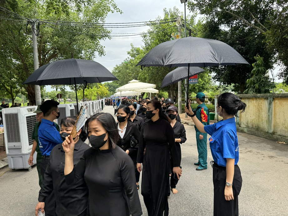 Ấm t&igrave;nh &acirc;n nghĩa Lại Đ&agrave;- Ảnh 1.