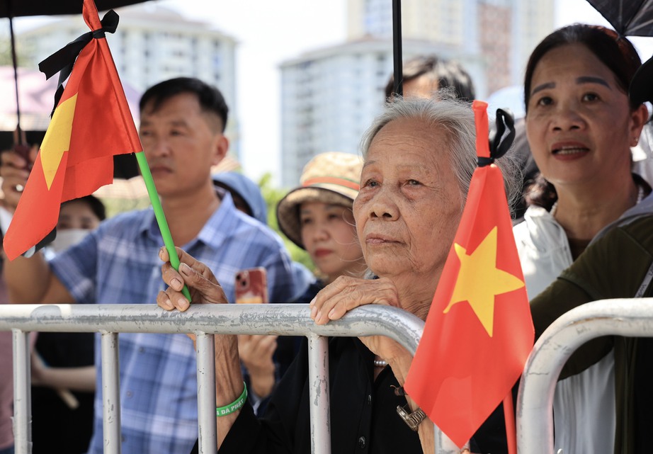 Người d&acirc;n đội nắng đứng ven đường chờ tiễn biệt Tổng B&iacute; thư về nơi an nghỉ - Ảnh 1.