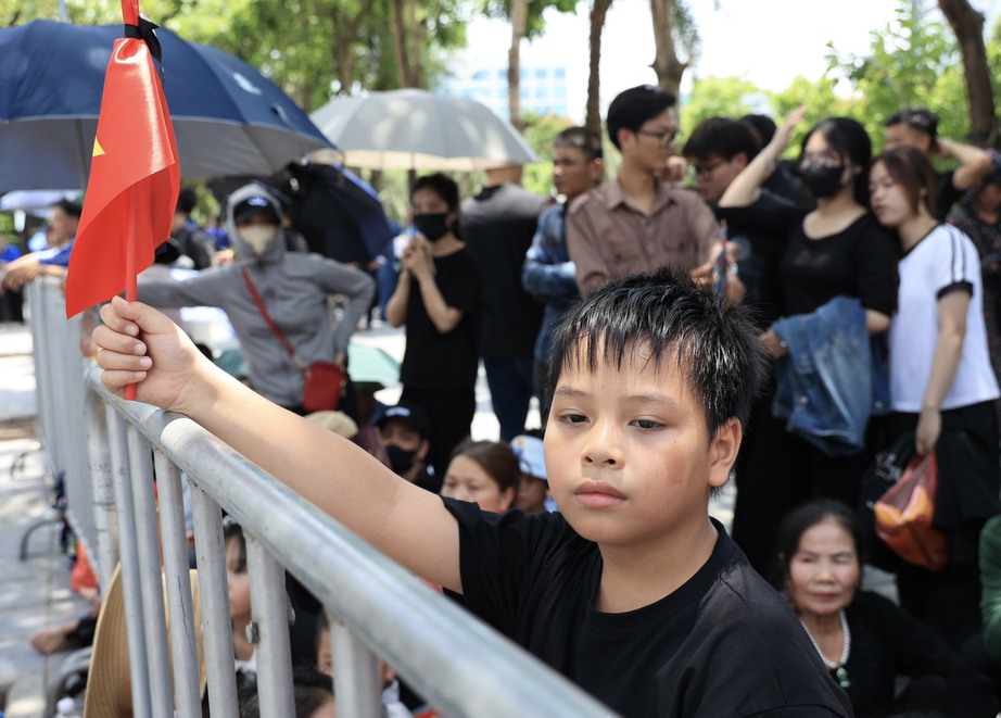 Người d&acirc;n đội nắng đứng ven đường chờ tiễn biệt Tổng B&iacute; thư về nơi an nghỉ - Ảnh 2.