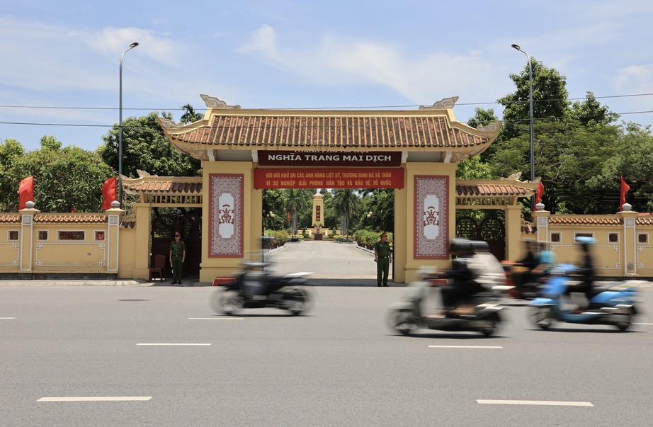 Người d&acirc;n đội nắng đứng ven đường chờ tiễn biệt Tổng B&iacute; thư về nơi an nghỉ - Ảnh 6.