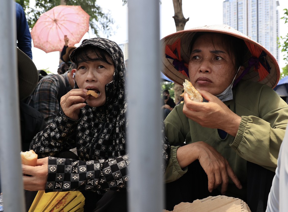 Người d&acirc;n đội nắng đứng ven đường chờ tiễn biệt Tổng B&iacute; thư về nơi an nghỉ - Ảnh 7.