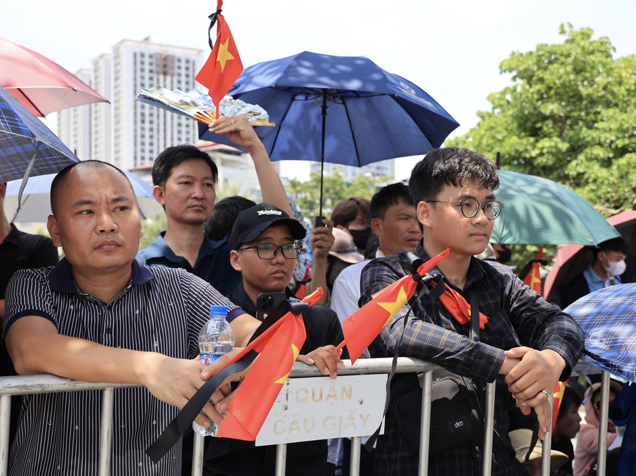 Người d&acirc;n đội nắng đứng ven đường chờ tiễn biệt Tổng B&iacute; thư về nơi an nghỉ - Ảnh 9.
