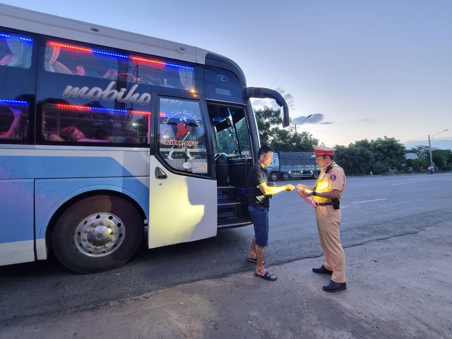 Chủ tịch B&igrave;nh Định y&ecirc;u cầu lắp camera xử phạt xe đậu đỗ, đ&oacute;n trả kh&aacute;ch sai quy định- Ảnh 1.