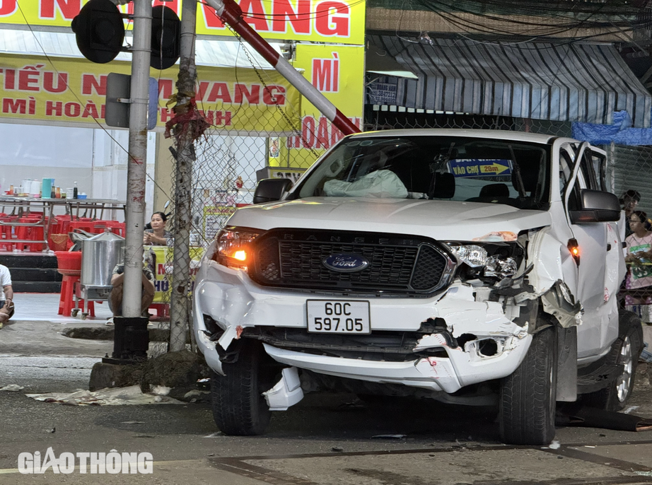 Chiếc xe b&aacute;n tải hư hỏng nặng sau vụ tai nạn.