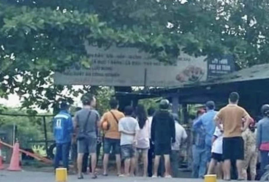 Hiện trường vụ tai nạn nơi thanh ni&ecirc;n rơi xuống hồ đ&aacute; tử vong.