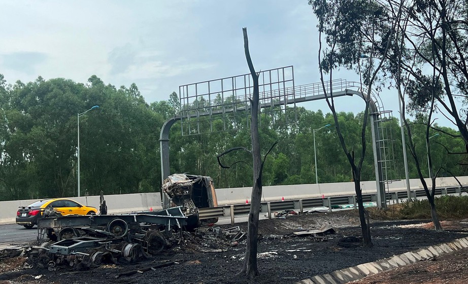 Hiện trường vụ cháy xe bồn chở xăng sau tai nạn trên cao tốc Hà Nội - Hải Phòng- Ảnh 1. Hiện trường vụ cháy xe bồn chở xăng sau tai nạn trên cao tốc Hà Nội - Hải Phòng- Ảnh 1.