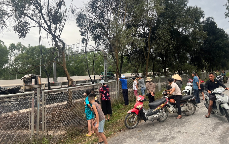 Hiện trường vụ ch&aacute;y xe bồn chở xăng sau tai nạn tr&ecirc;n cao tốc H&agrave; Nội - Hải Ph&ograve;ng- Ảnh 5.