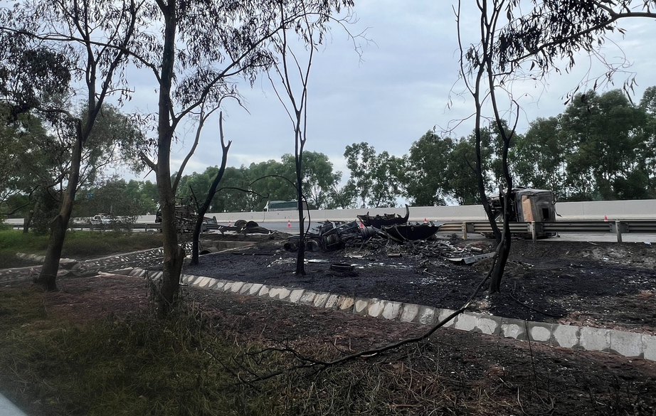 Hiện trường vụ ch&aacute;y xe bồn chở xăng sau tai nạn tr&ecirc;n cao tốc H&agrave; Nội - Hải Ph&ograve;ng- Ảnh 6.