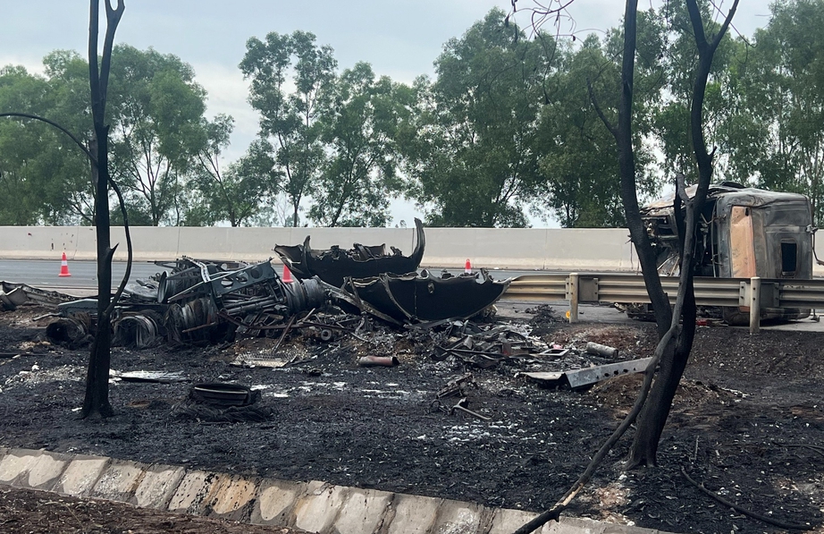 Hiện trường vụ ch&aacute;y xe bồn chở xăng sau tai nạn tr&ecirc;n cao tốc H&agrave; Nội - Hải Ph&ograve;ng- Ảnh 7.