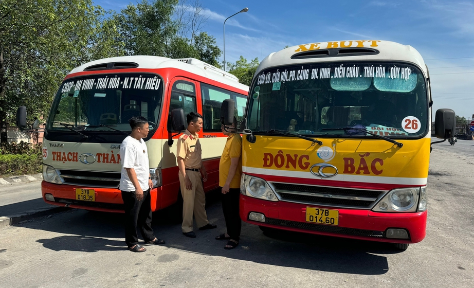 Tạm giữ h&igrave;nh sự 2 t&agrave;i xế xe bu&yacute;t ch&egrave;n &eacute;p nhau tr&ecirc;n quốc lộ 1- Ảnh 2.