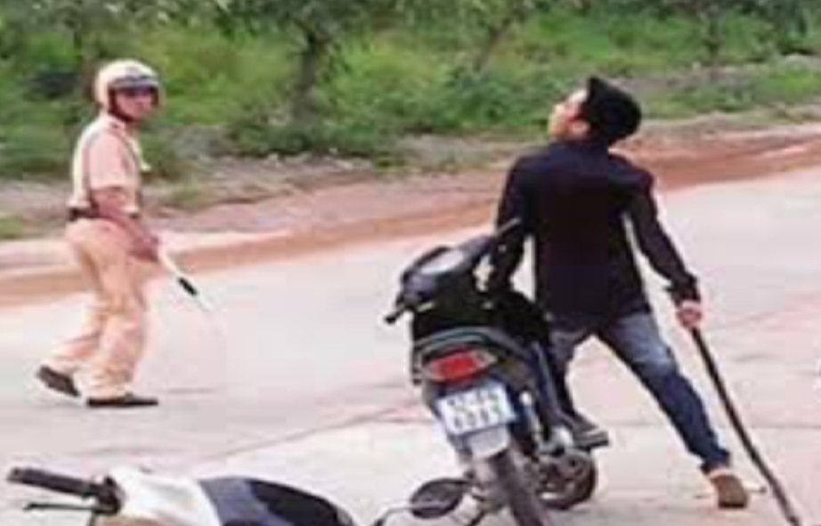 Khởi tố thanh ni&ecirc;n 31 tuổi cầm dao rượt đuổi, đe doạ lực lượng tuần tra giao th&ocirc;ng- Ảnh 1.