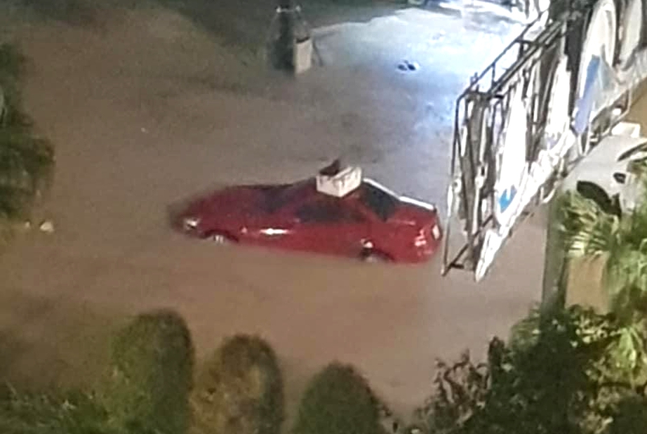 Mưa lớn bất thường, nhiều khu vực ở Hạ Long ngập như s&ocirc;ng- Ảnh 3.