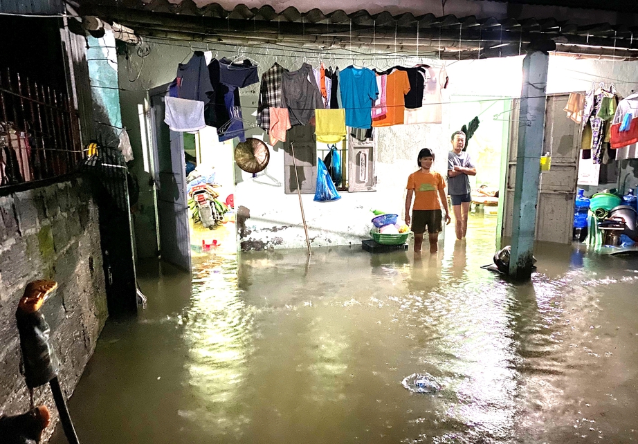 Mưa lớn bất thường, nhiều khu vực ở Hạ Long ngập như s&ocirc;ng- Ảnh 4.