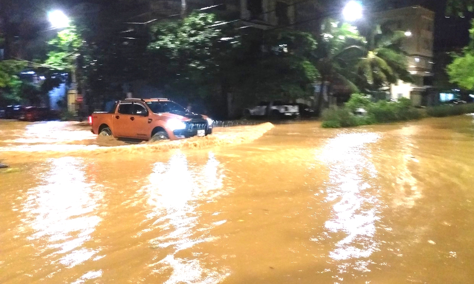 Mưa lớn bất thường, nhiều khu vực ở Hạ Long ngập như s&ocirc;ng- Ảnh 1.