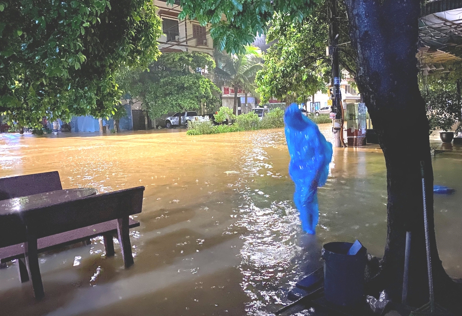 Mưa lớn bất thường, nhiều khu vực ở Hạ Long ngập như s&ocirc;ng- Ảnh 2.