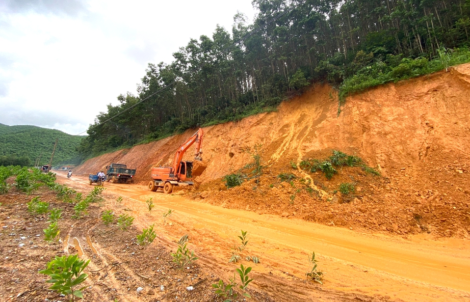 Nhiều điểm sạt lở trên tuyến đường gần 400 tỷ đồng mới mở- Ảnh 2. Nhiều điểm sạt lở trên tuyến đường gần 400 tỷ đồng mới mở- Ảnh 2.