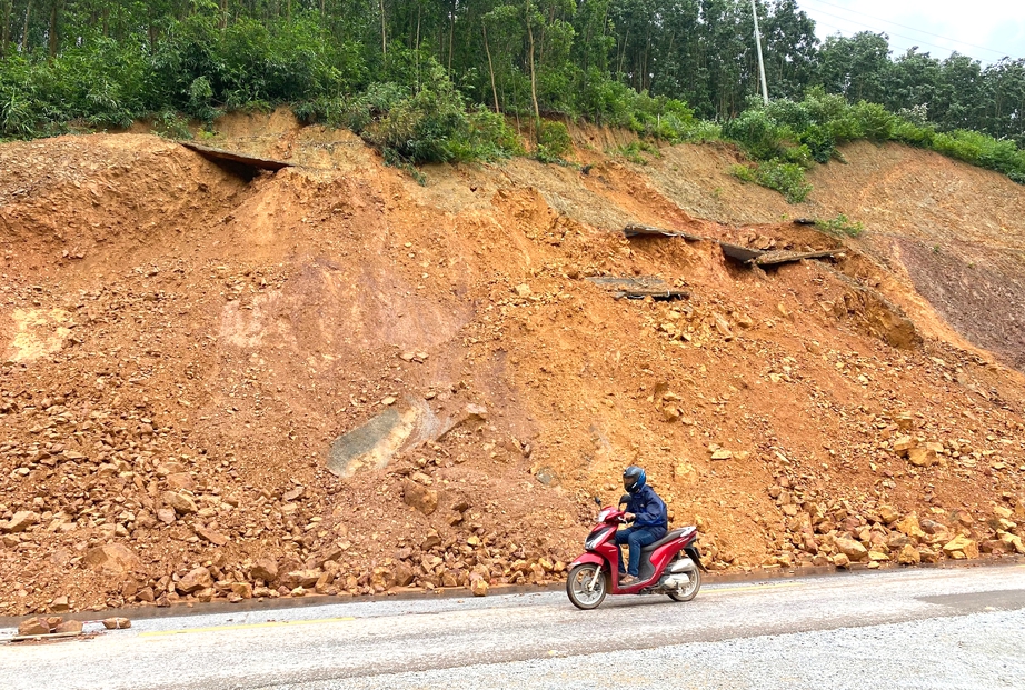 Nhiều điểm sạt lở trên tuyến đường gần 400 tỷ đồng mới mở- Ảnh 3. Nhiều điểm sạt lở trên tuyến đường gần 400 tỷ đồng mới mở- Ảnh 3.