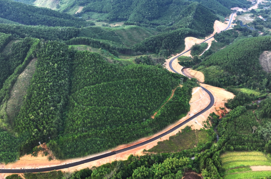 Nhiều điểm sạt lở trên tuyến đường gần 400 tỷ đồng mới mở- Ảnh 5. Nhiều điểm sạt lở trên tuyến đường gần 400 tỷ đồng mới mở- Ảnh 5.