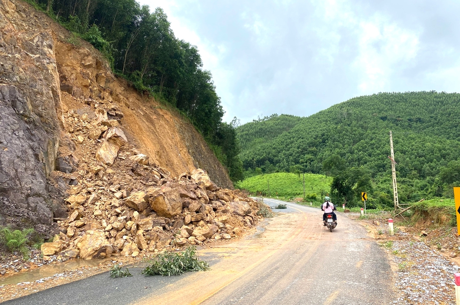 Nhiều điểm sạt lở trên tuyến đường gần 400 tỷ đồng mới mở- Ảnh 6. Nhiều điểm sạt lở trên tuyến đường gần 400 tỷ đồng mới mở- Ảnh 6.