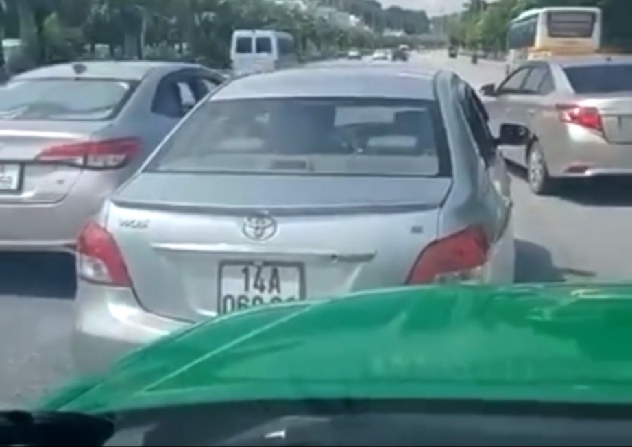 Tạm giữ 2 t&agrave;i xế taxi d&ugrave; d&agrave;n h&agrave;ng ch&egrave;n &eacute;p xe kh&aacute;c ở Quảng Ninh- Ảnh 1.