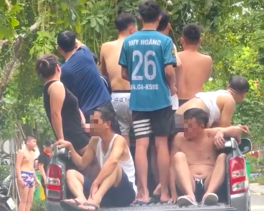 Xử phạt t&agrave;i xế xe b&aacute;n tải nhồi nh&eacute;t chục người tr&ecirc;n th&ugrave;ng- Ảnh 1.