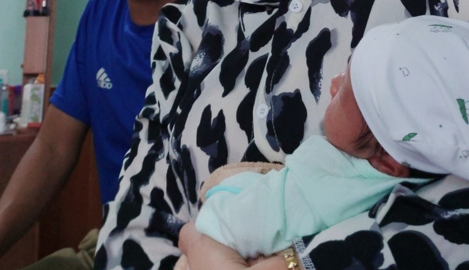 T&igrave;m th&acirc;n nh&acirc;n b&eacute; trai sơ sinh bị bỏ trước cửa nh&agrave; d&acirc;n ở TP Cẩm Phả- Ảnh 1.