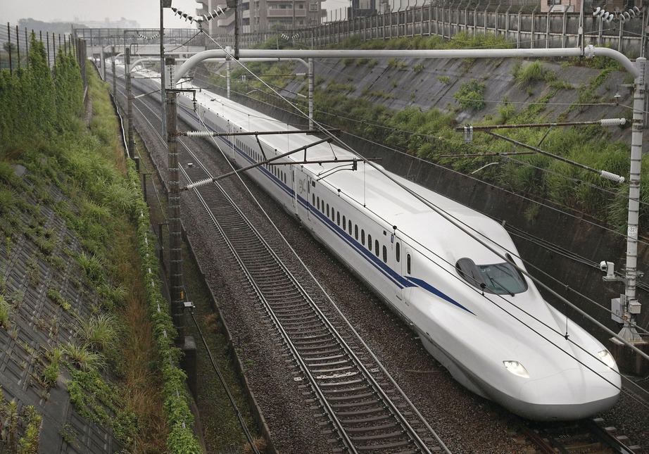 T&agrave;u cao tốc Shinkansen kết nối Tokyo v&agrave; Osaka gặp sự cố mất điện khiến gần 100.000 h&agrave;nh kh&aacute;ch mắc kẹt. (Ảnh: CNN)