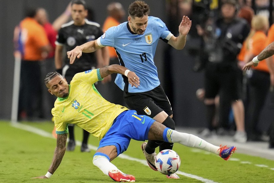Kết quả b&oacute;ng đ&aacute; Uruguay vs Brazil: Đấu s&uacute;ng nghiệt ng&atilde;- Ảnh 1.